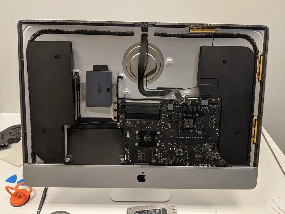 SSD montert i iMac under oppgradering
