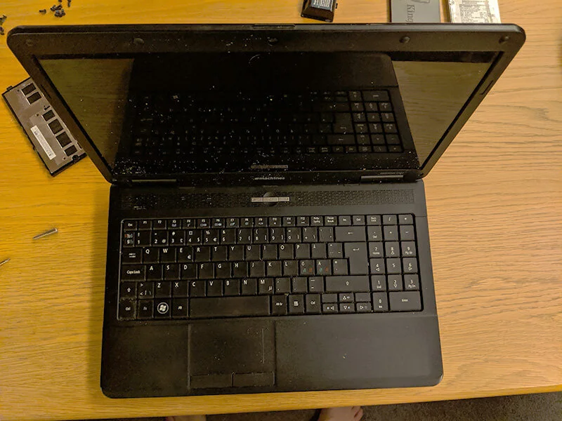 Eldre Acer laptop før oppgradering og service